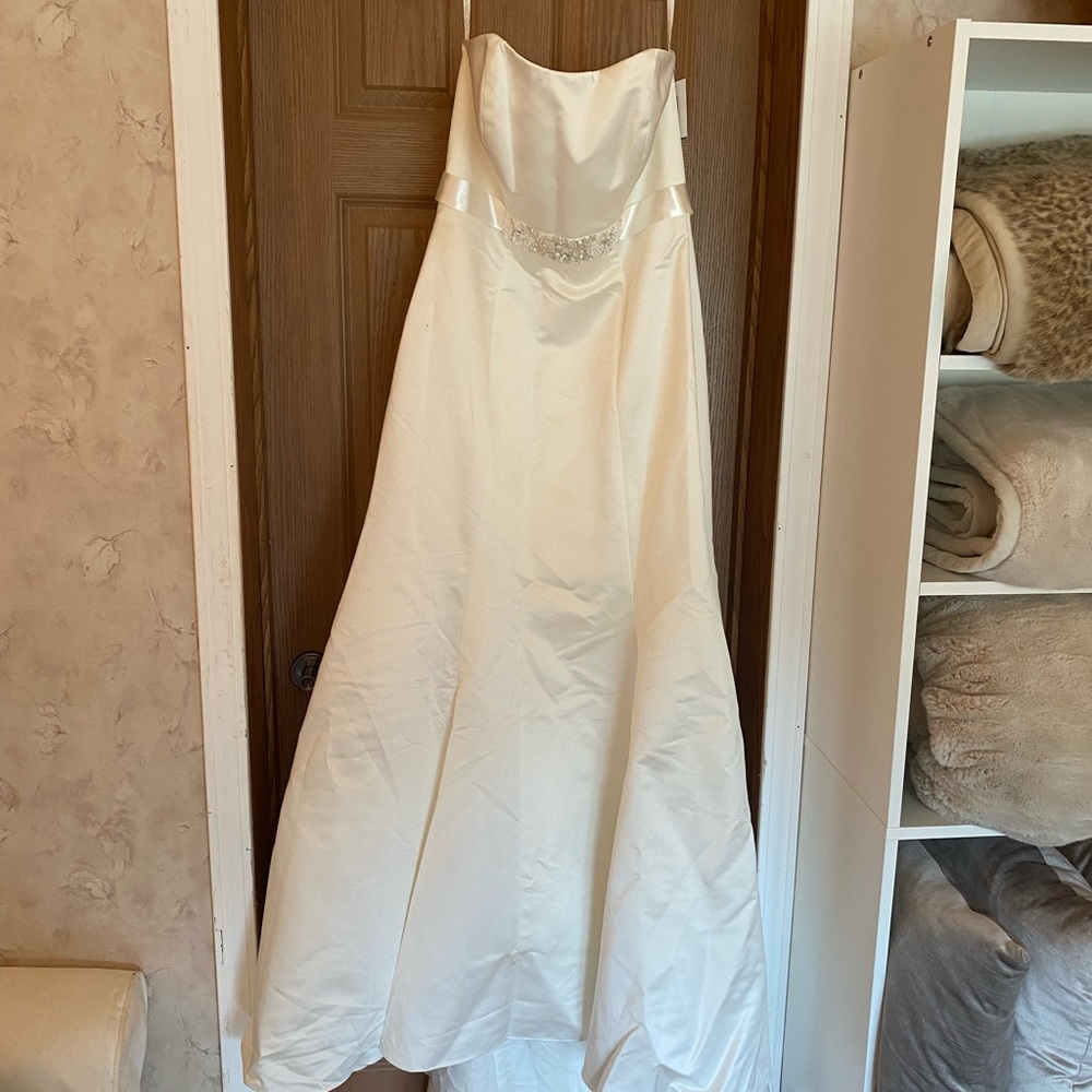 David’s Bridal Wedding Brides dress in off white/ Ivory! Brand new never worn!